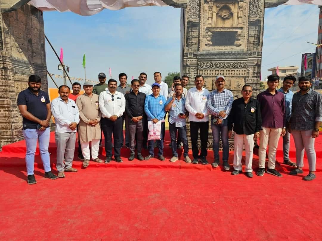 મહારાસ સમયે ગ્રાઉન્ડ વ્યવસ્થા સંભાળતા કર્મચારી મંડળના મિત્રો 