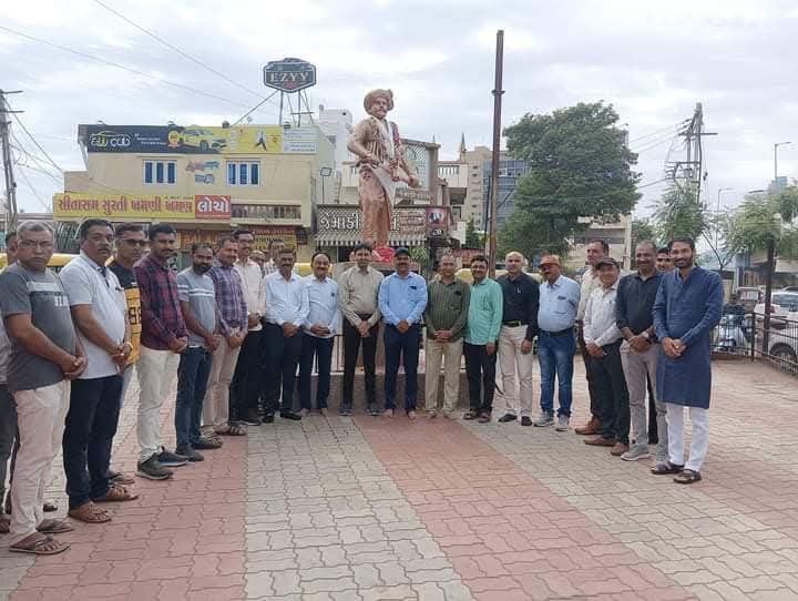 વિર આહીર દેવાયત બાપુ બોદર ની મવડી ચોકડી ખાતે પ્રતિમાં એ પુષ્પાંજલિ 