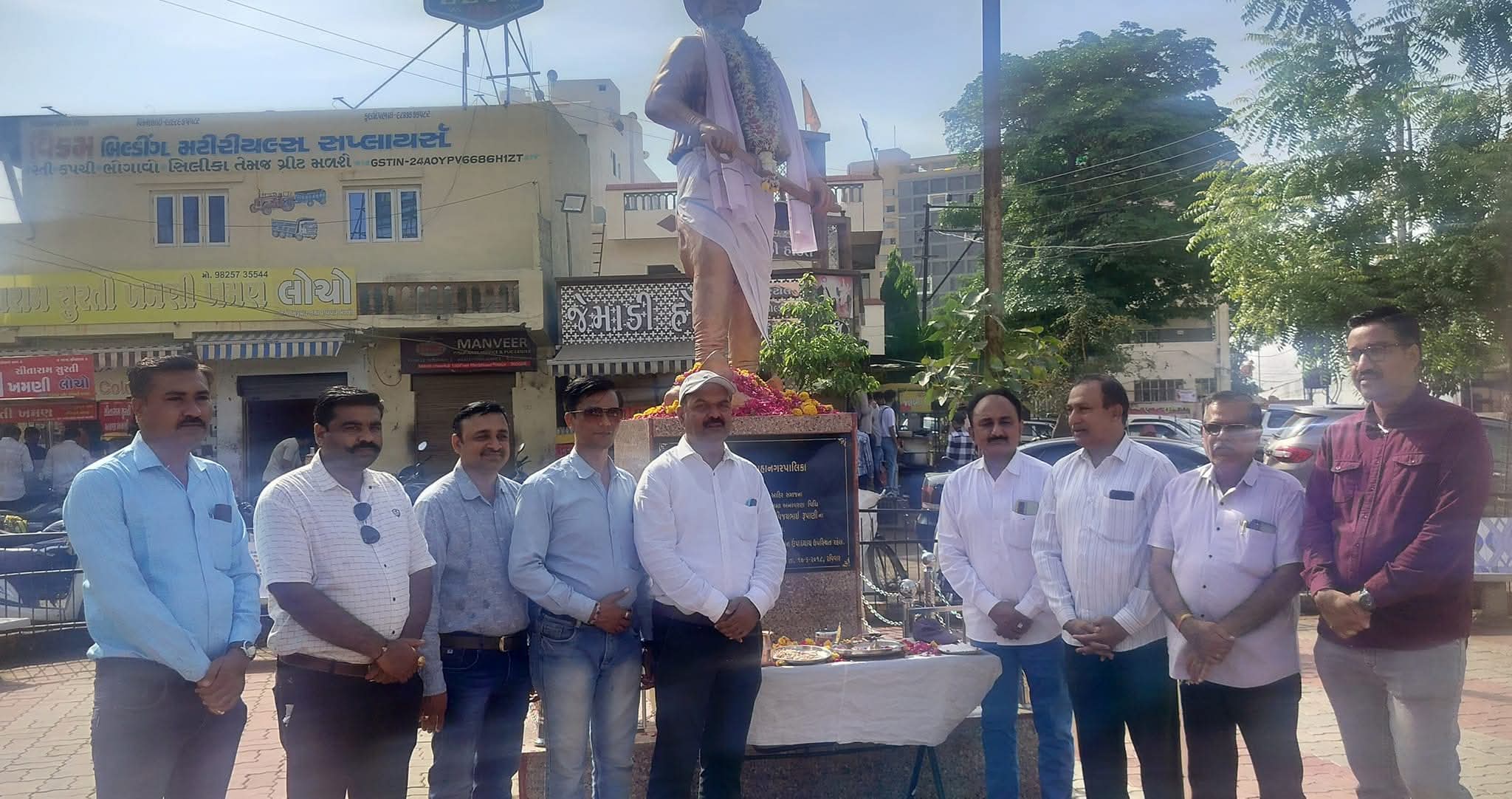 દેવાયત બાપુ બોદર ની મવડી ચોકડી ખાતે પ્રતિમાં એ પુષ્પાંજલિ અર્પણ 