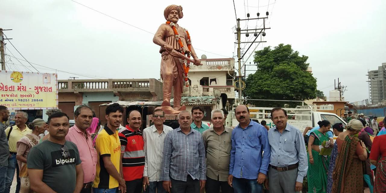 દેવાયત બાપુ બોદર ની પ્રતિમા મવડી ચોકડી એ પુષ્પાંજલિ અર્પણ 