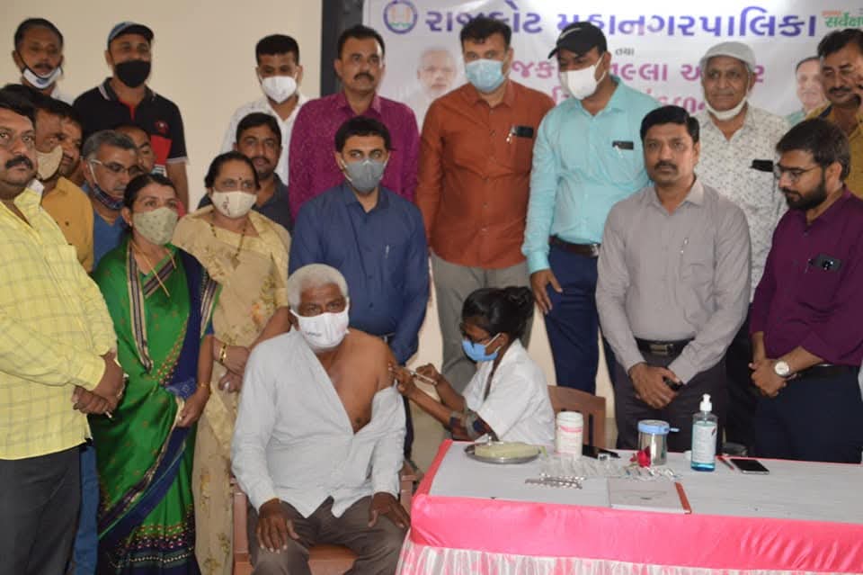 કોરોના સમયે વેક્સિનેશન કેમ્પ 