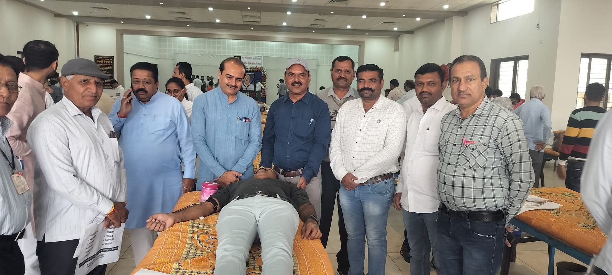 રક્તદાન કેમ્પમાં રક્તદાન કરતા મંડળ નાં કર્મચારીઓ 