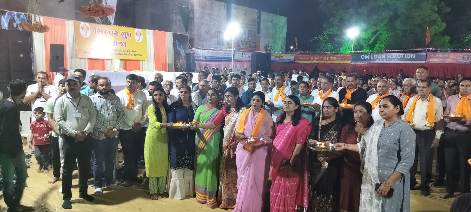સાર્વજનિક ગણેશોત્સવ માં આહીર સમાજ ના આગેવાનો સાથે કર્મચારી મંડળના ભાઈઓ બહેનો ની ઉપસ્થિતિ 